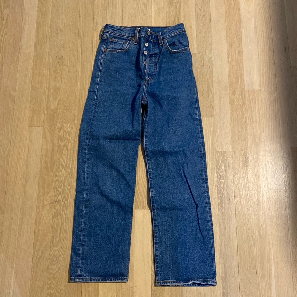 Levi's Ribcage straight ankle. Button fly. Size 25. Great condition, rarely worn